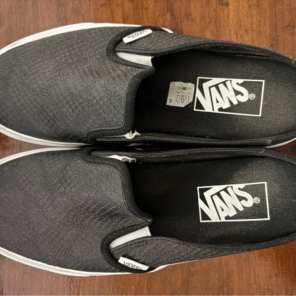 Vans women’s Textured snack skin Black Slip-On Sneakers